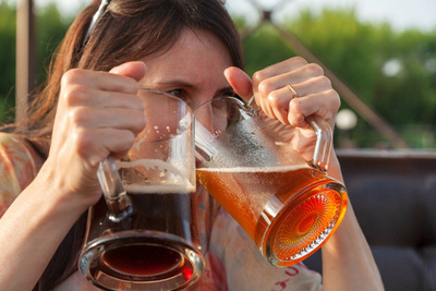 Женщина с двумя кружками пива